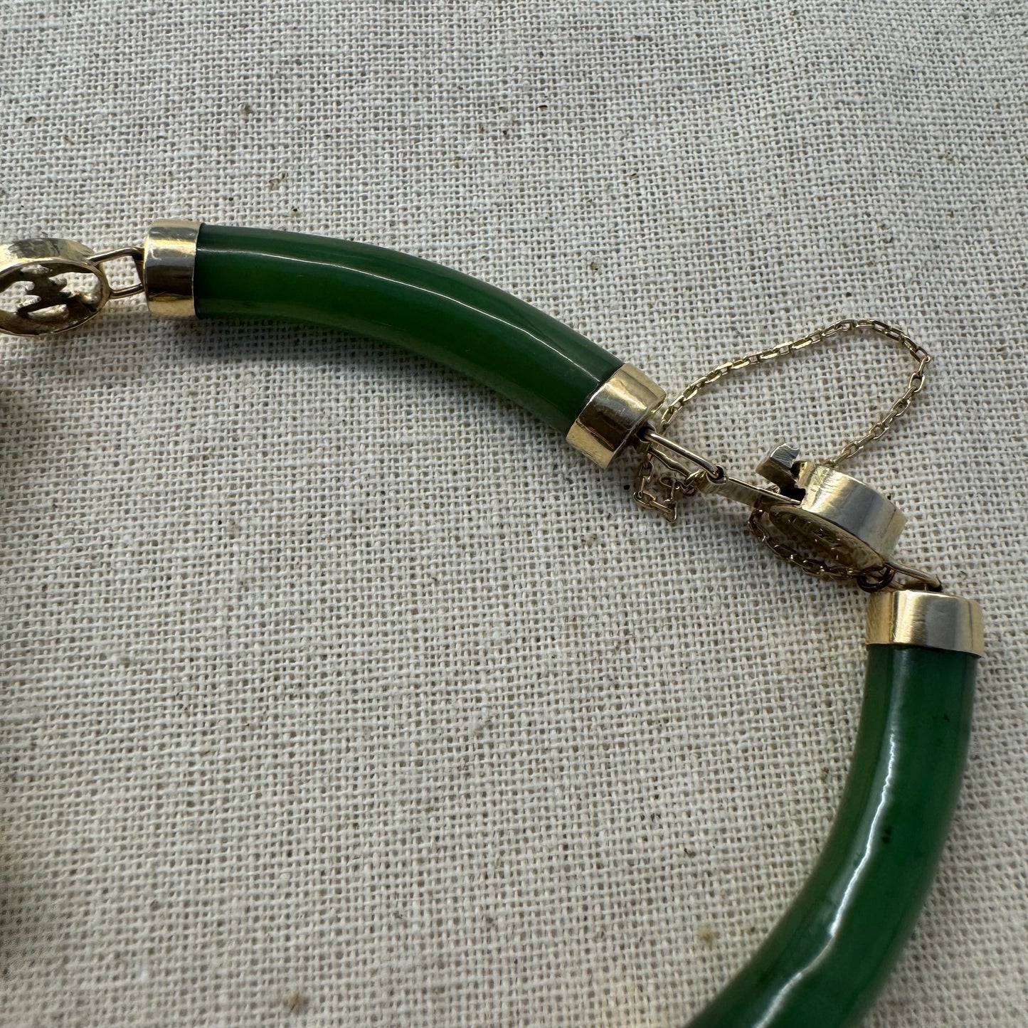 צמיד זהב צהוב 18 קראט משובץ אבני ג’ייד ירוקות עם עיטורי זהב בעיצוב אסייתי מסורתי – שילוב הרמוני של אלגנטיות, משמעות רוחנית וסטייל ייחודי