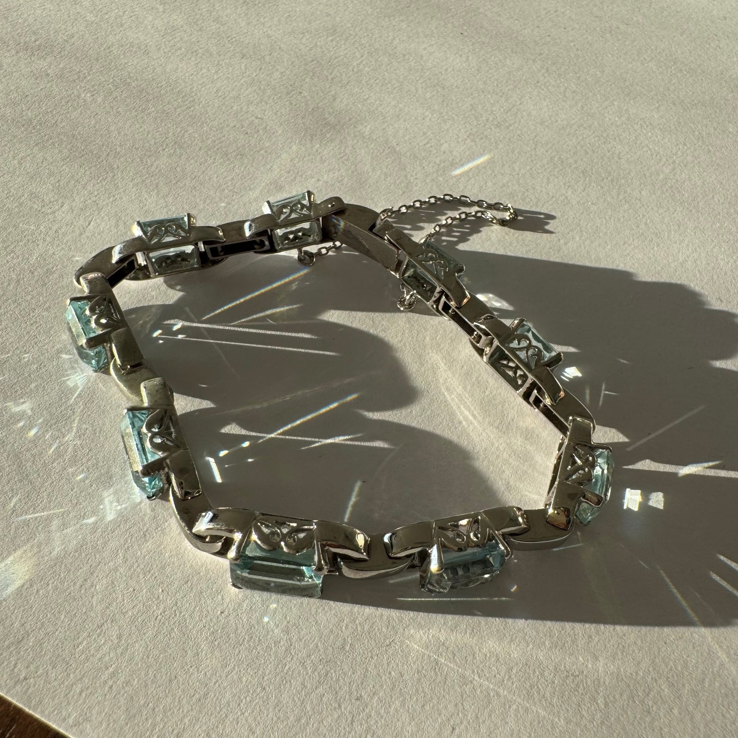 צמיד זהב לבן 18 קראט משובץ אבני אקוומרין בחיתוך אמרלד – אלגנטי, זוהר ועל-זמני.