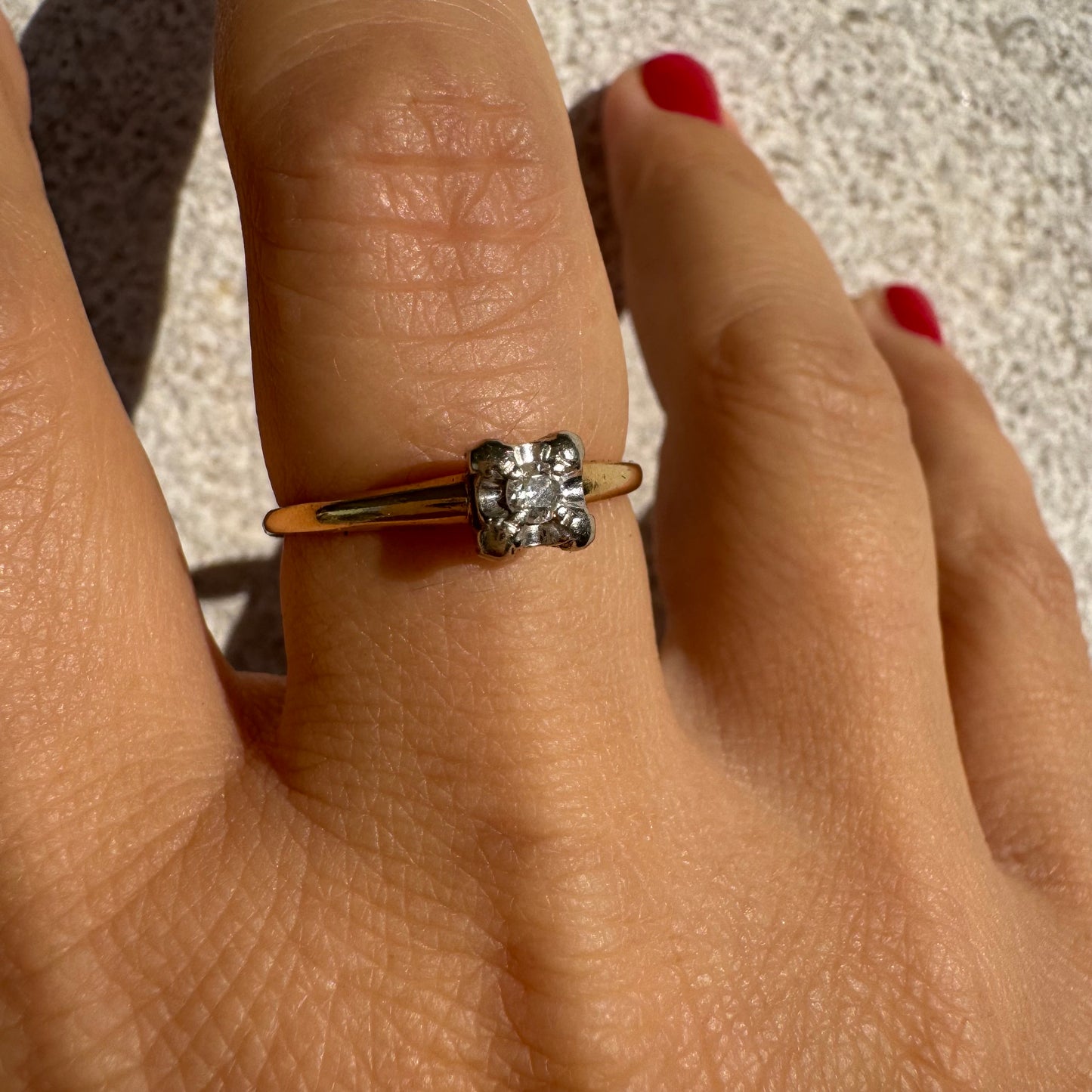 טבעת זהב צהוב 14 קראט סוליטר קלאסית משובצת יהלום עדין בארבע שיניים מזהב לבן.