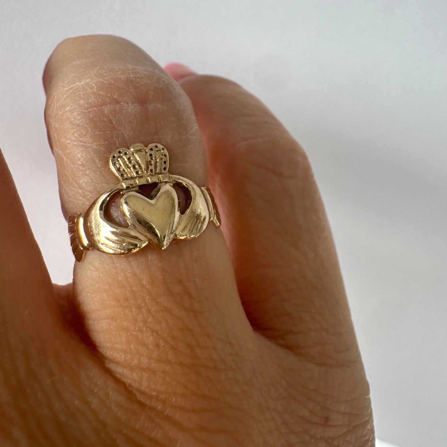 טבעת זהב 9 קראט בעיצוב קלאסי של לב עם כתר מעליו וידיים אוחזות, עיצוב קלדה מסורתי המסמל אהבה, נאמנות וחברות.