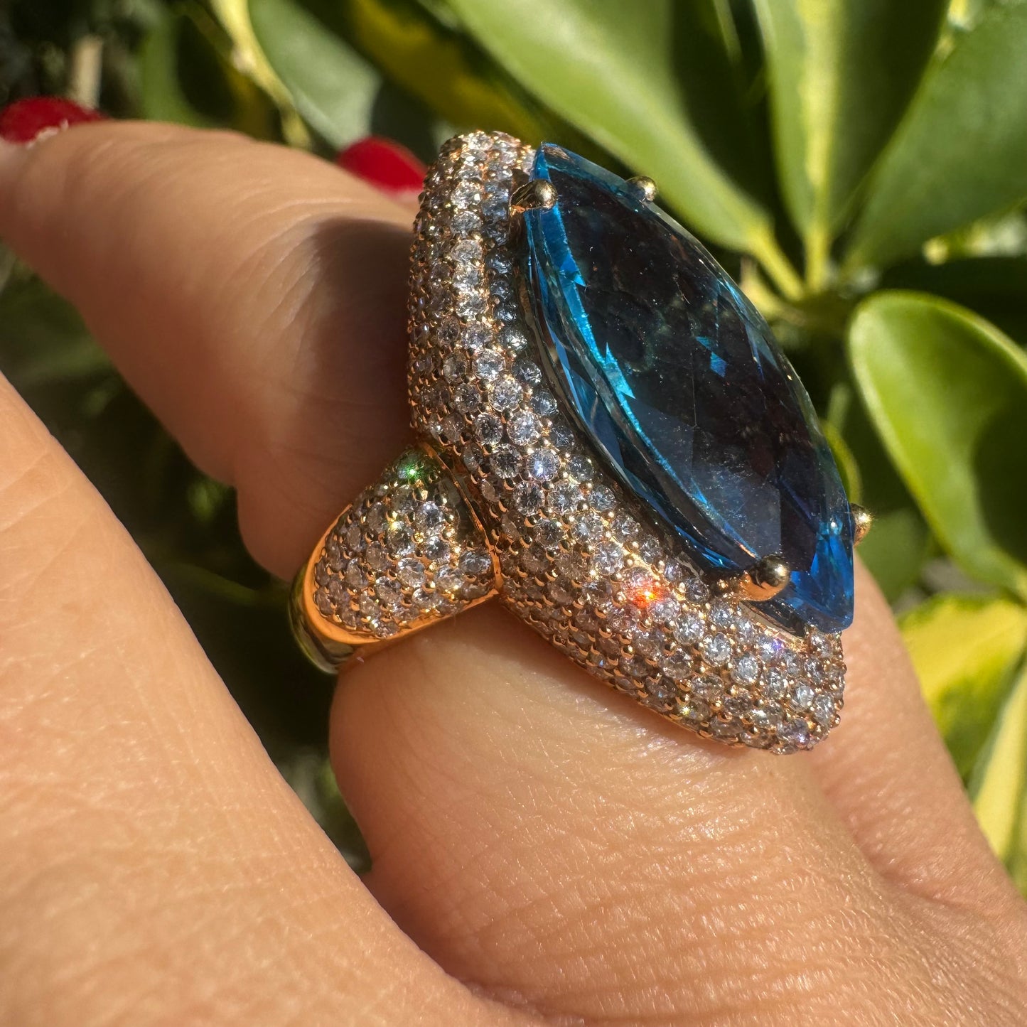 18K gold ring set with Blue Topaz & Diamonds