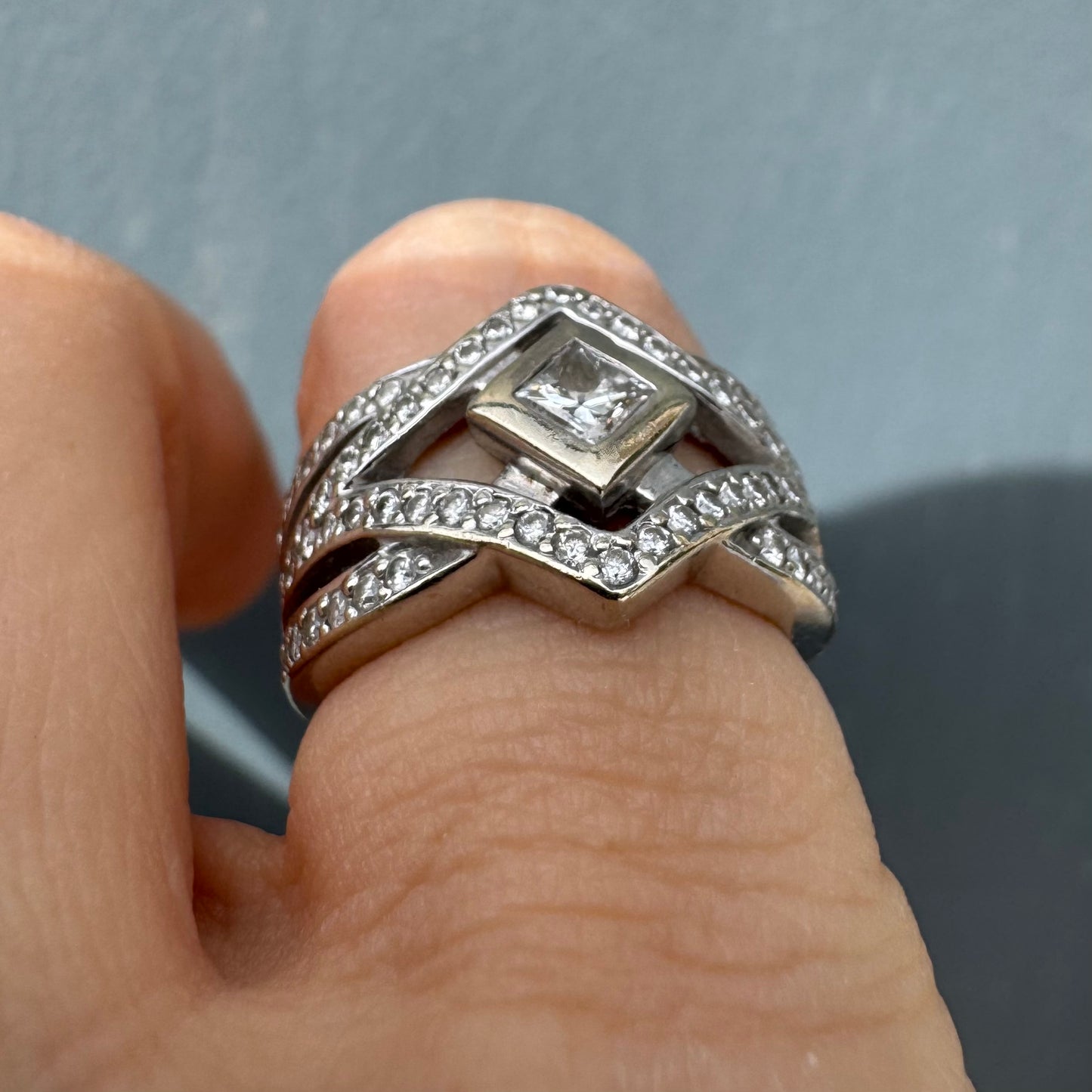 טבעת זהב לבן 14 קראט משובצת יהלומים, בעיצוב גיאומטרי יוקרתי בסגנון ארט-דקו.