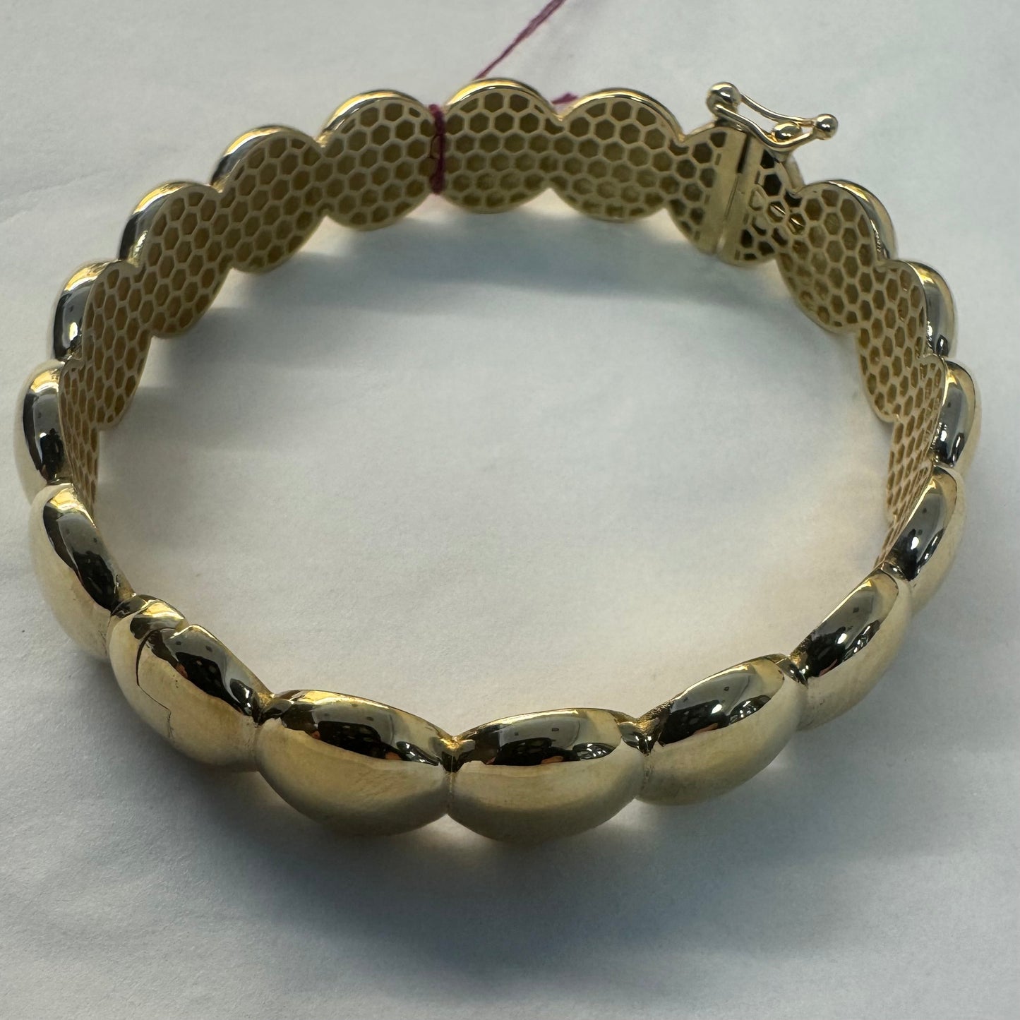 צמיד זהב צהוב 14 קראט קשיח עם חוליות עגולות, שטוחות ומבריקות, בעיצוב מינימליסטי אך בולט.