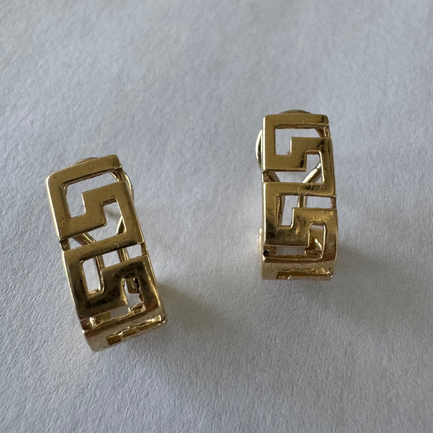 עגילי זהב צהוב 14 קראט בעיצוב גאומטרי קווים נקיים עם נוכחות מדויקת שמוסיפה טאץ’ מודרני וקלאסי בו זמנית.