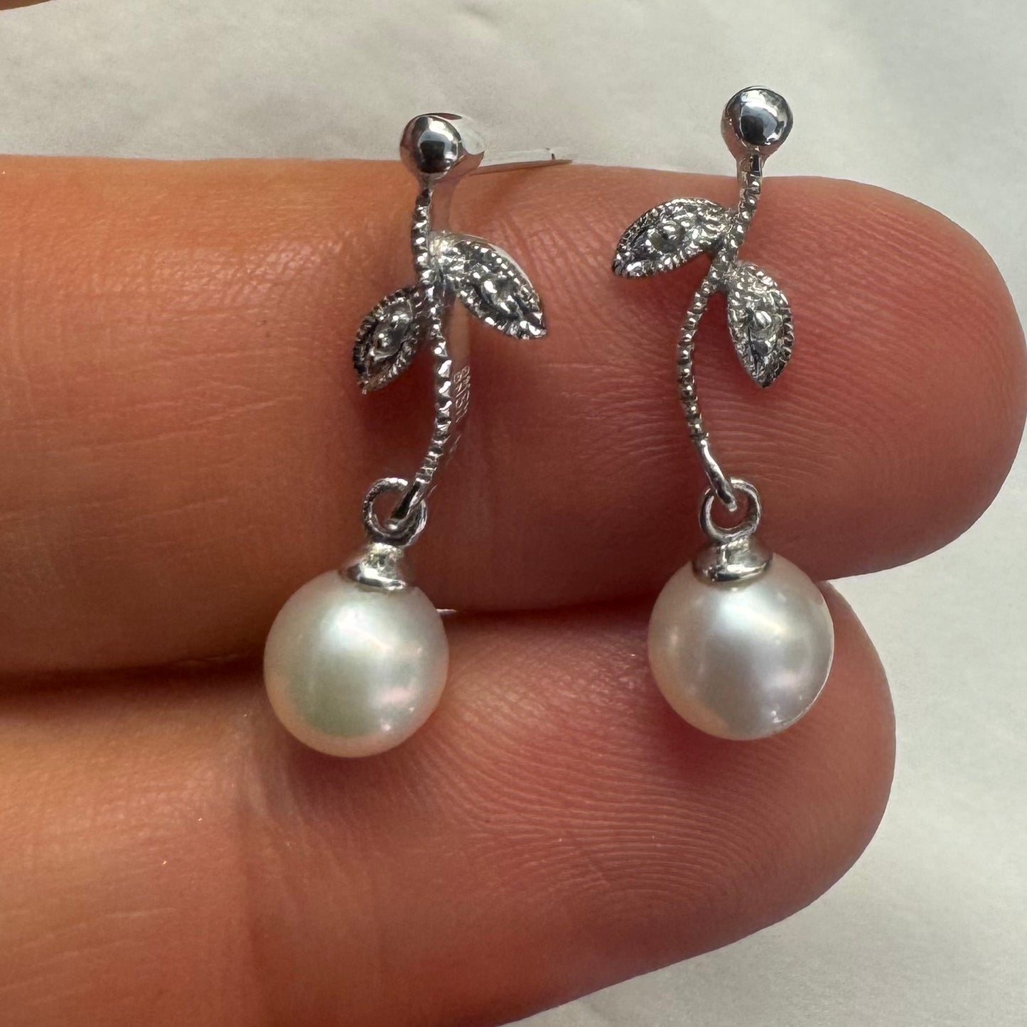 עגילים נופלים עדינים, זהב לבן 14 קראט עם עיצוב עלים , כל אחד משובץ פנינה עגולה בקצה