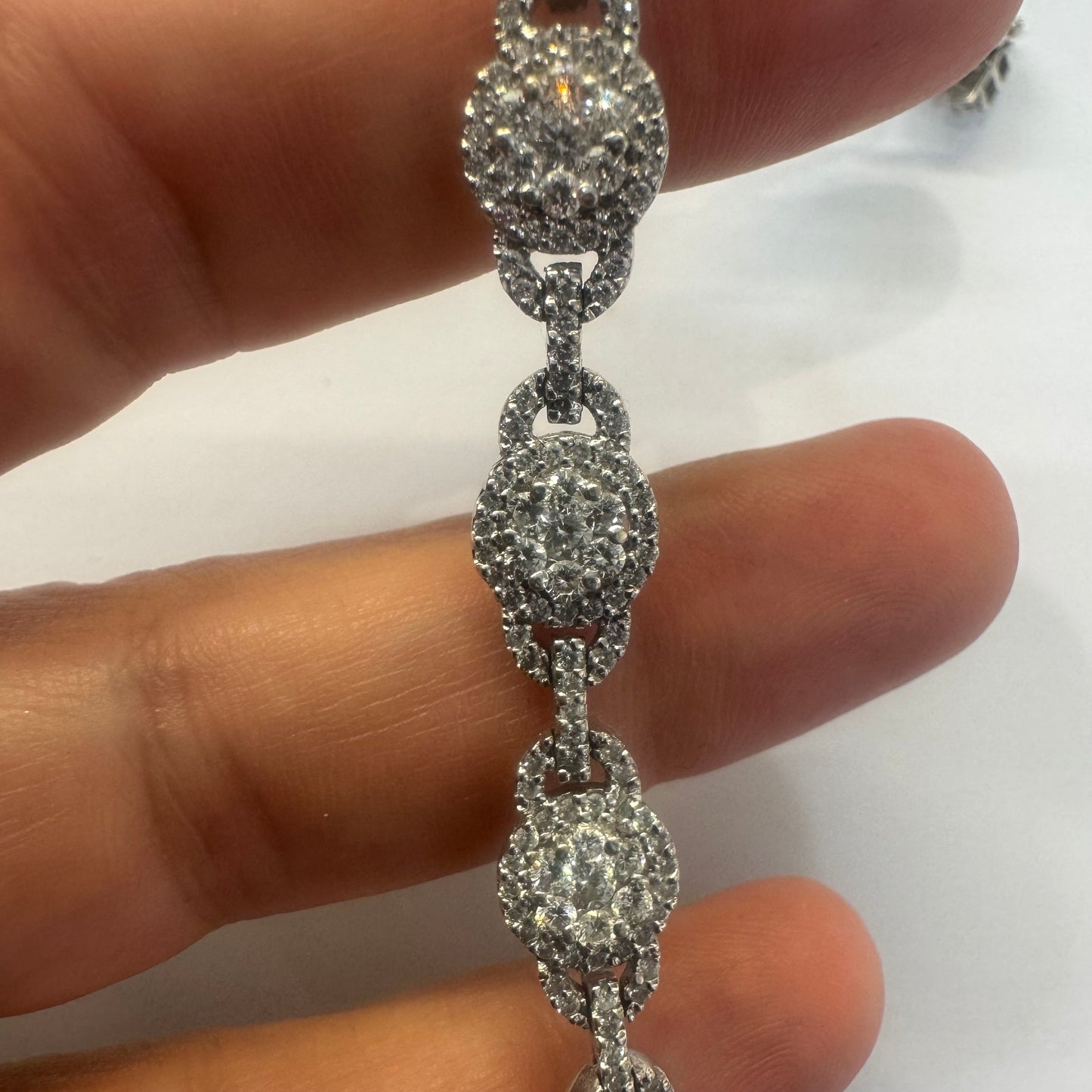 צמיד זהב לבן 14 קראט בנוי מחוליות שמשובצות יהלומים לכל האורך