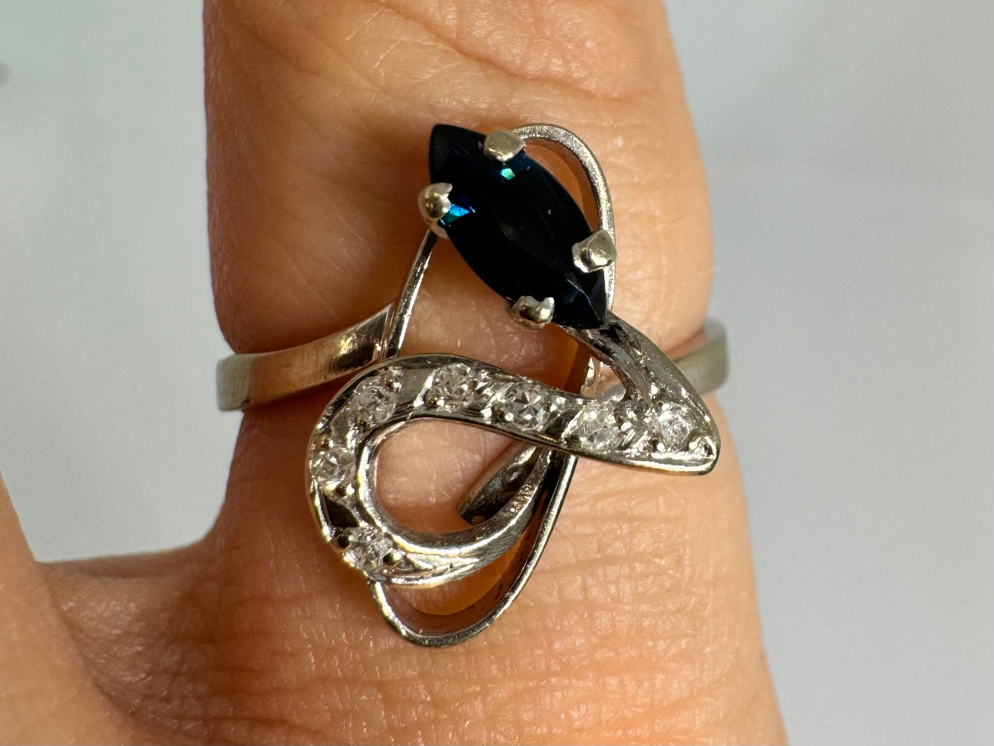 18K gold ring set with Sapphire & Diamonds