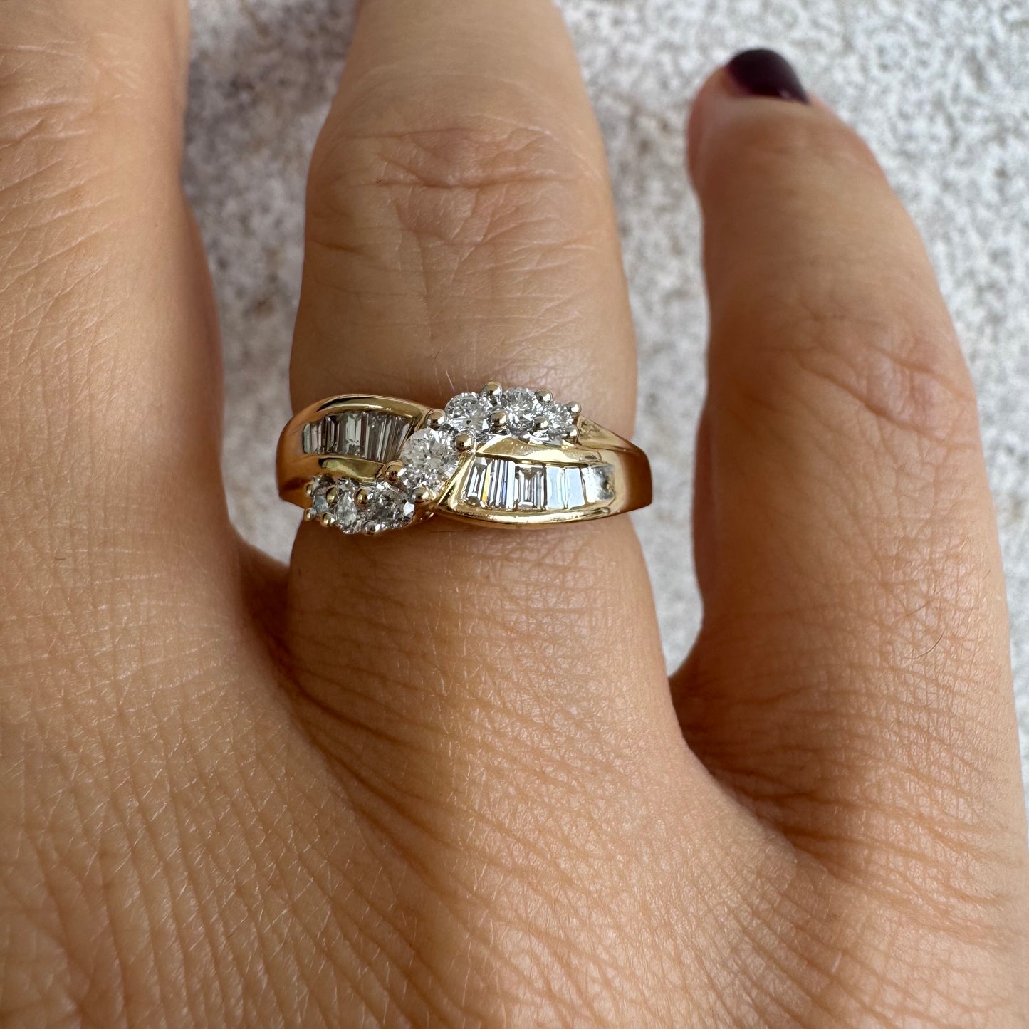 טבעת זהב צהוב 14 קראט משובצת יהלומים בחיתוך באגט ועגול.