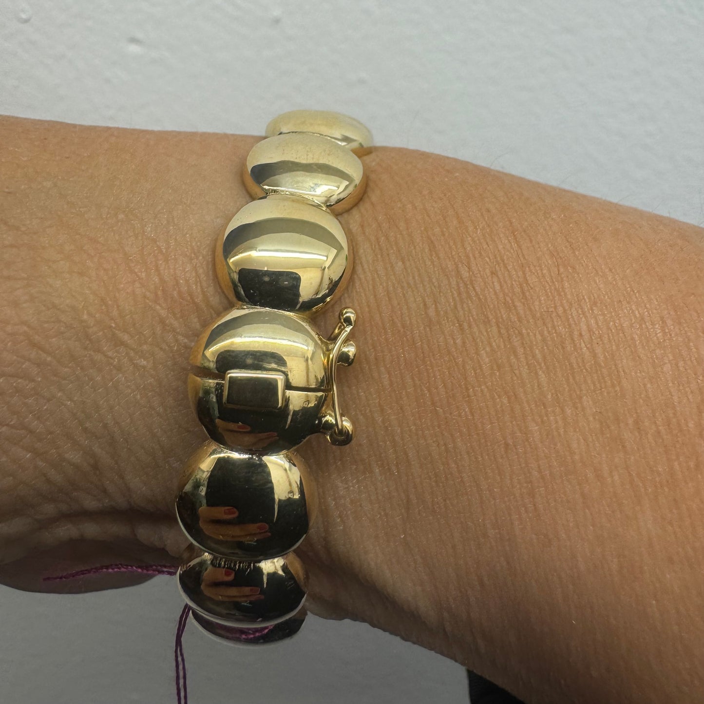 צמיד זהב צהוב 14 קראט קשיח עם חוליות עגולות, שטוחות ומבריקות, בעיצוב מינימליסטי אך בולט.