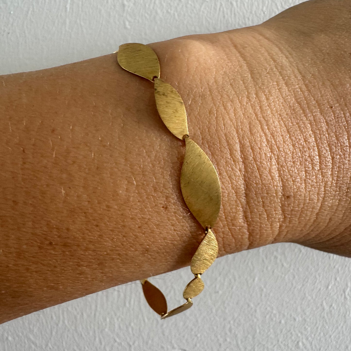 צמיד יוקרתי של המותג H.Stern, עשוי זהב 18 קראט, בעיצוב עלים מחוספסים במראה משי מט. 