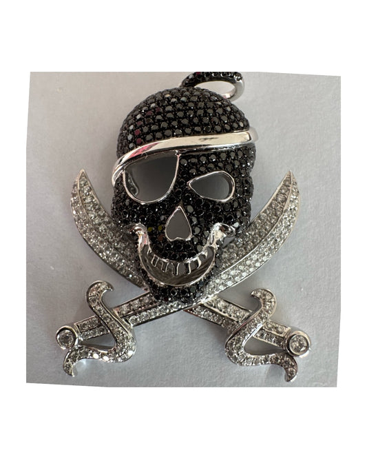 תליון זהב 14 קראט בצורת גולגולת/פיראט משובץ יהלומים לבנים ויהלומים שחורים בשיבוץ פאבה צפוף.