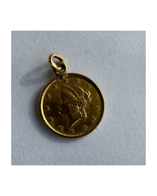 תליון מטבע זהב אמריקאי משנת 1853, דולר זהב עם דיוקן Liberty Head. 