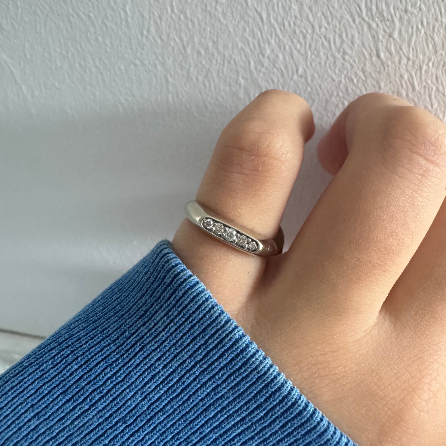 טבעת זהב לבן 14 קראט, בעיצוב עדין וקלאסי, משובצת שורת יהלומים קטנים במסגרת חלקה ונוחה לענידה יומיומית. 