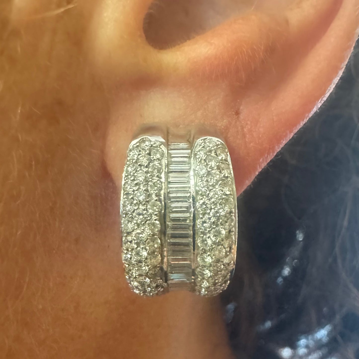 עגילי זהב לבן 18 קראט בעיצוב גאומטרי ייחודי משובצים יהלומים בחיתוכים שונים