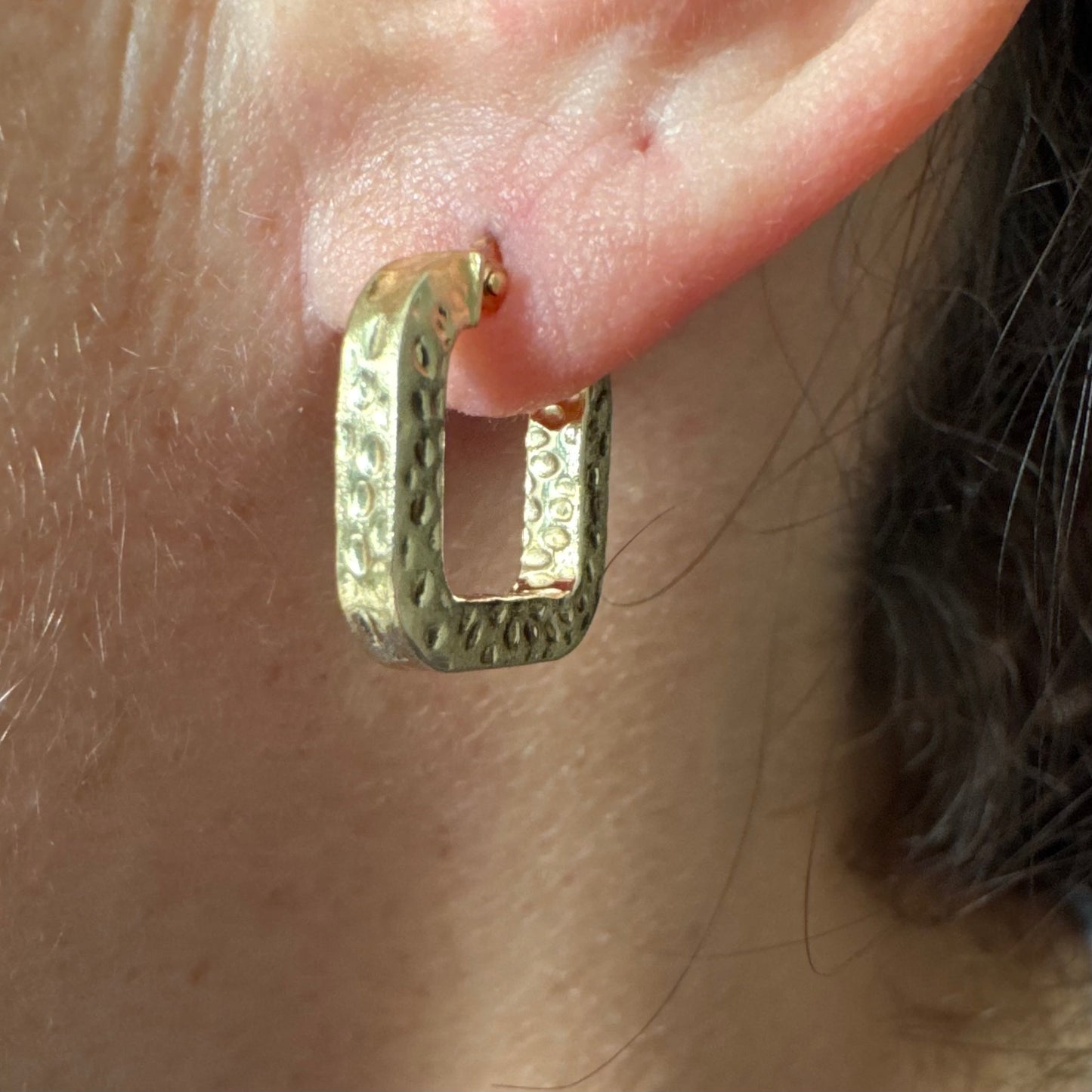 עגילי חישוק מרובעים מזהב 14 קראט בגימור מחוספס ומטאלי. 