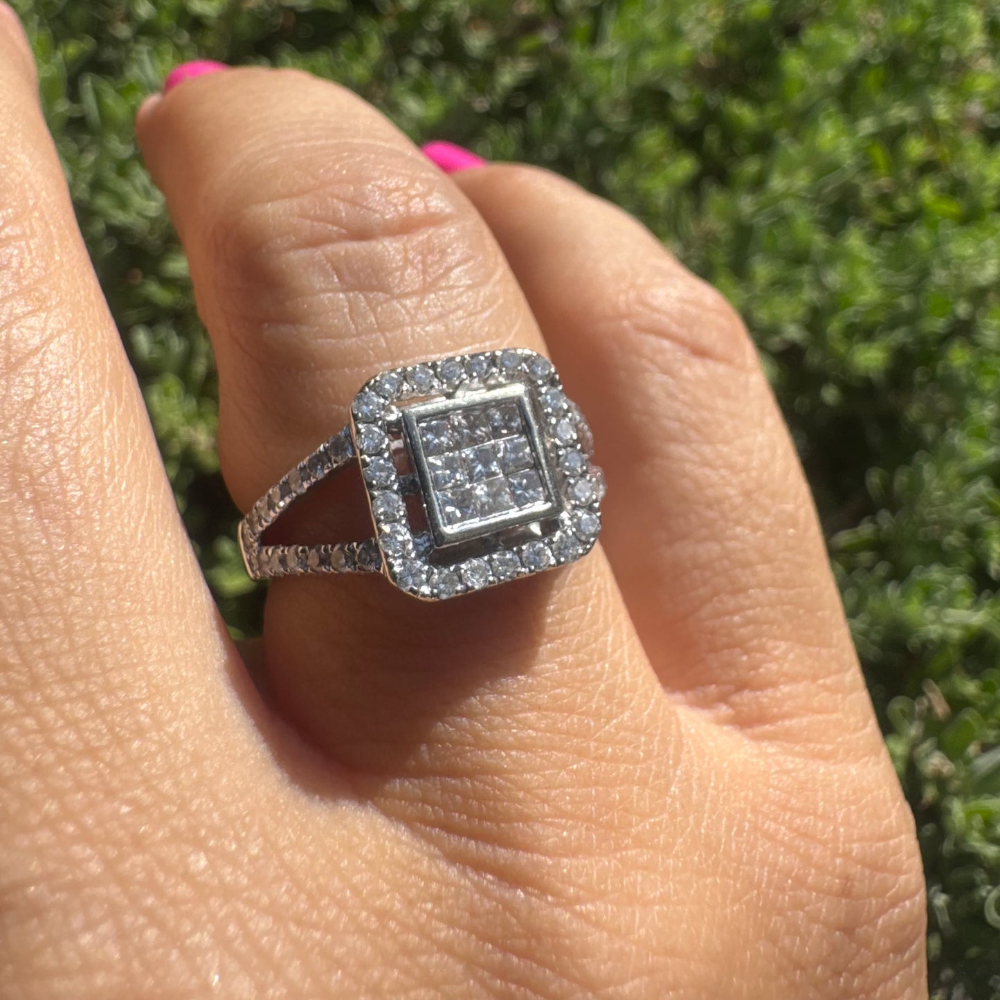 18K gold ring set with Diamonds in various cuts