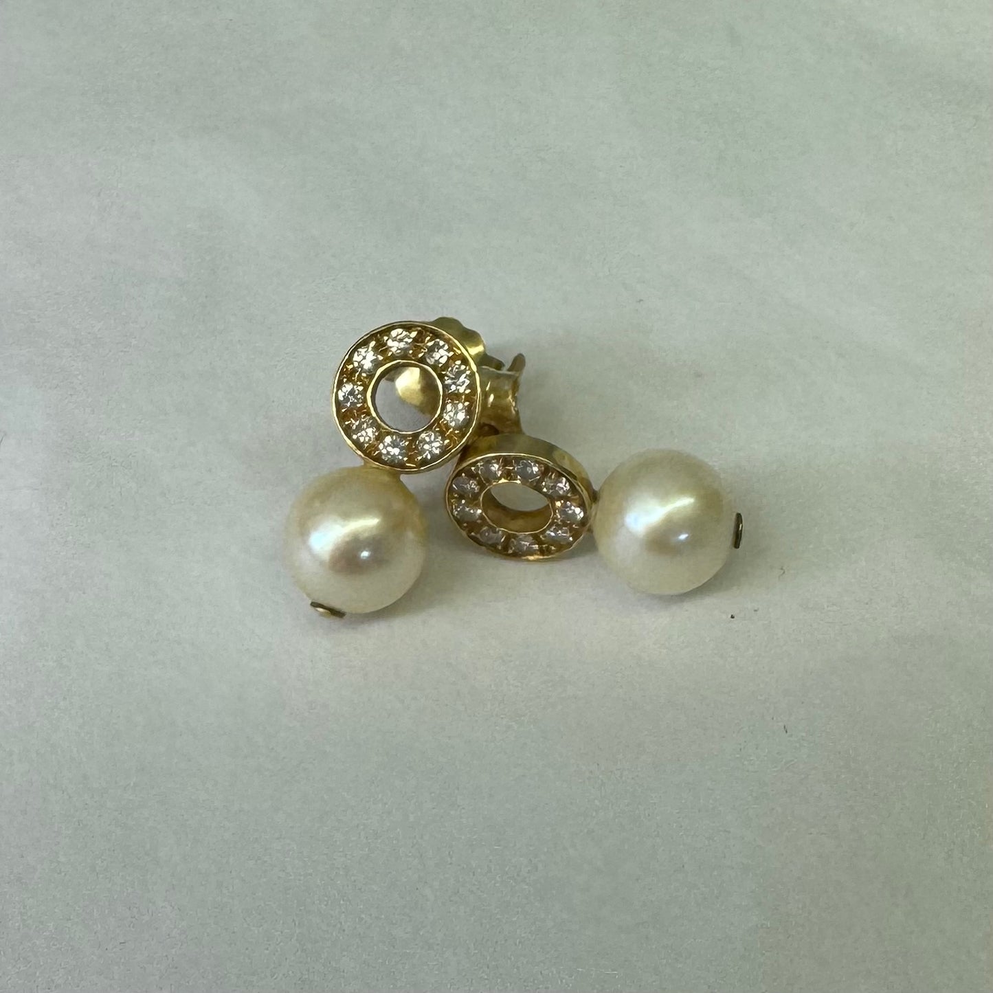 עגילי זהב צהוב 18 קראט, צמודים לאוזן ארוכים, משובצים פנינה ויהלומים