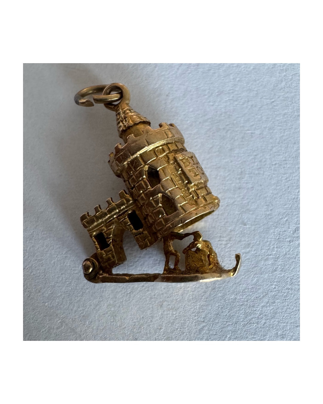 תליון זהב 9 קראט נדיר וייחודי, המהווה העתק פיסולי מפורט של ה-Bloody Tower (המגדל העקוב מדם) המפורסם ממצודת לונדון. התליון מעוצב בתלת-ממד (3D) עם טקסטורת לבנים מפורטת, צריחים, וחריטה של שם המגדל בגבו.