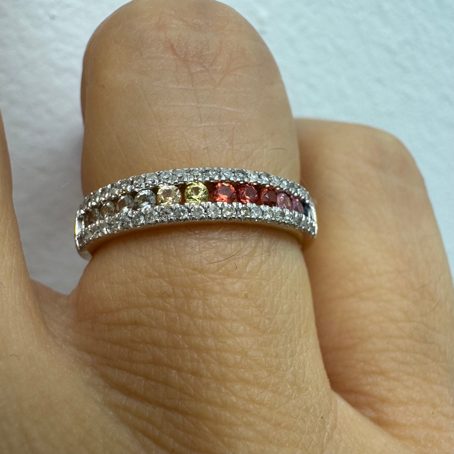 טבעת זהב צהוב 14 קראט משובצת בשורת אבני ספיר צבעוניות ומוקפת יהלומים נוצצים