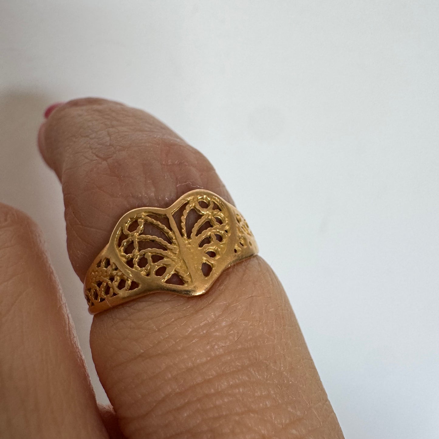 טבעת זהב 21 קראט בעיצוב לב עדין עם עבודת פיליגרן פתוחה.