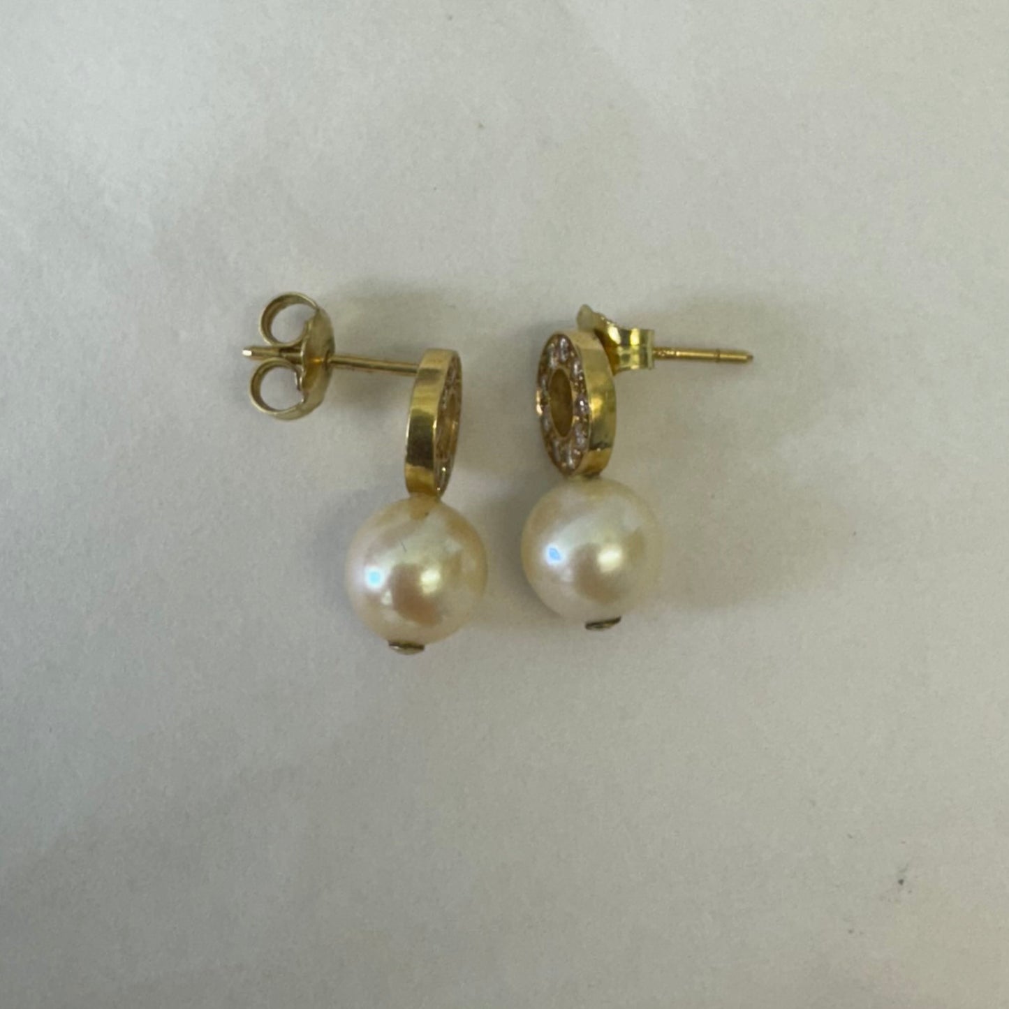 עגילי זהב צהוב 18 קראט, צמודים לאוזן ארוכים, משובצים פנינה ויהלומים