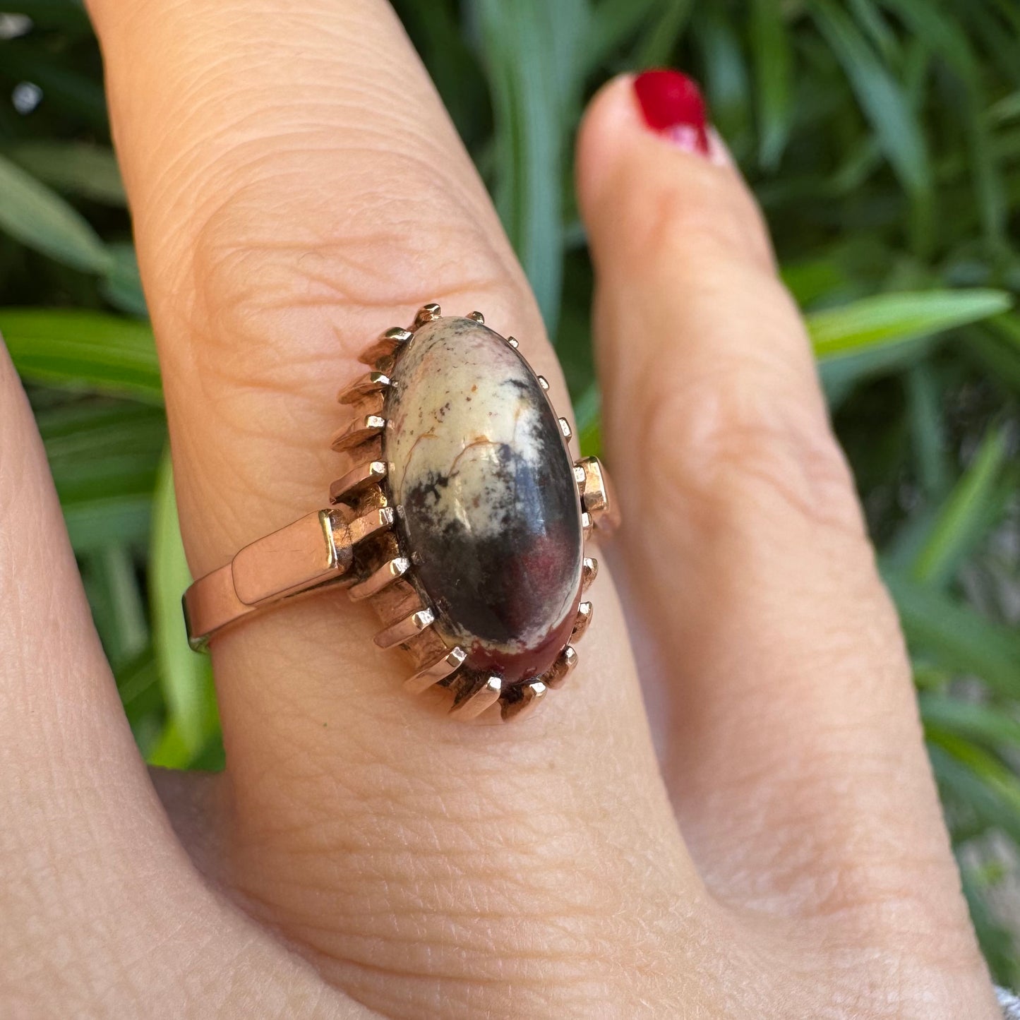 טבעת זהב 14 קראט משובצת אבן ג’ספר ייחודית בגווני קרם, שחור ואדום. 