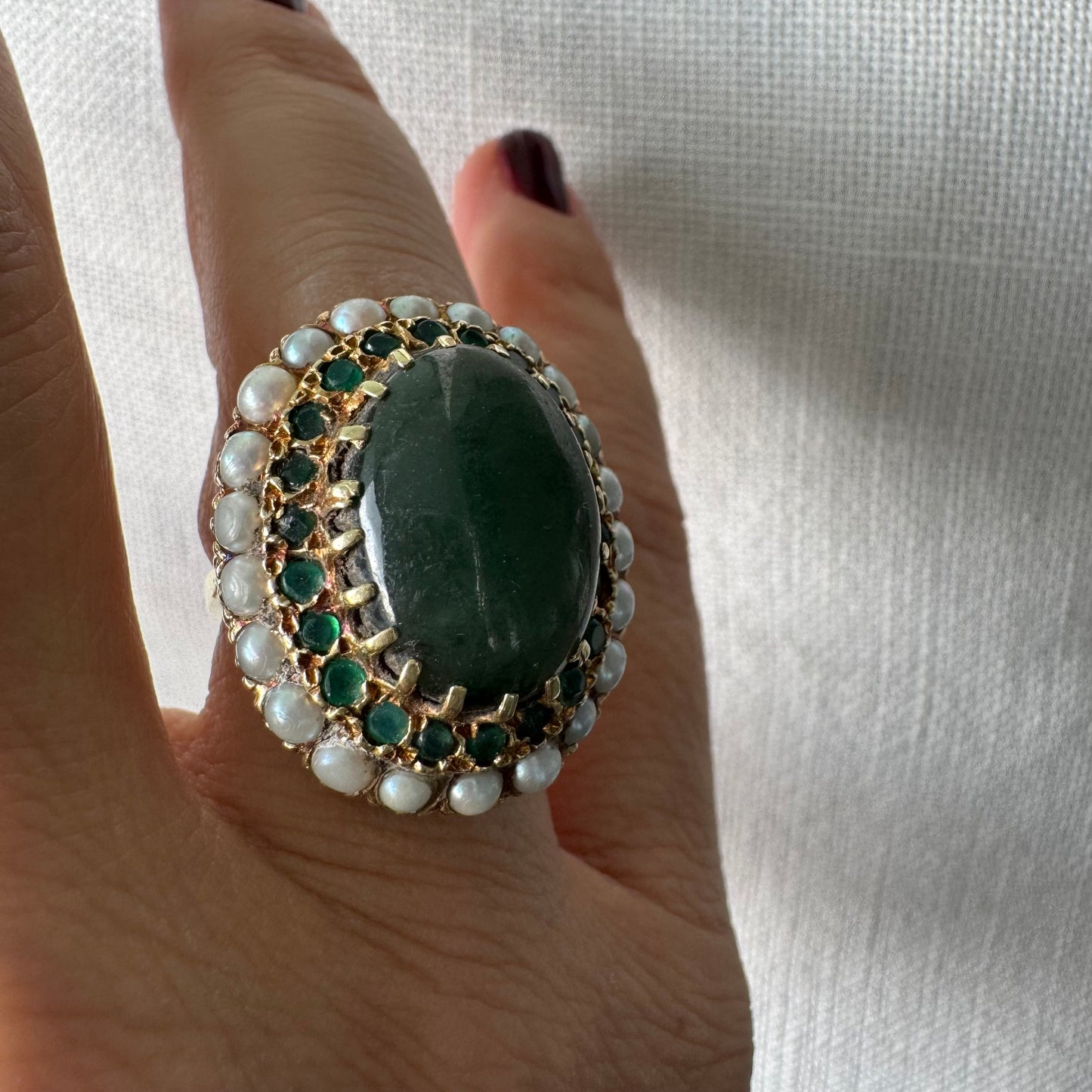 טבעת זהב צהוב 14 קראט משובצת אבן ג׳ייד (ירקן) בצבע ירוק, אבני אמרלד מסביב ופנינים