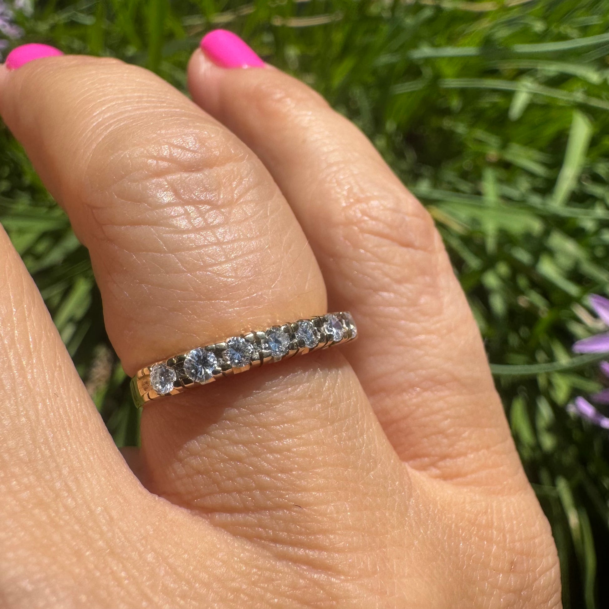 טבעת זהב צהוב 14 קראט משובצת 7 יהלומים בשורה אחת 