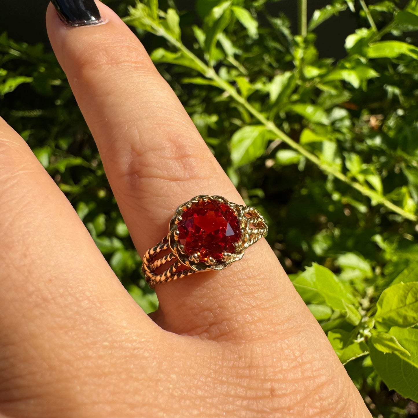 טבעת זהב צהוב 10 קראט משובצת אבן חן כתומה