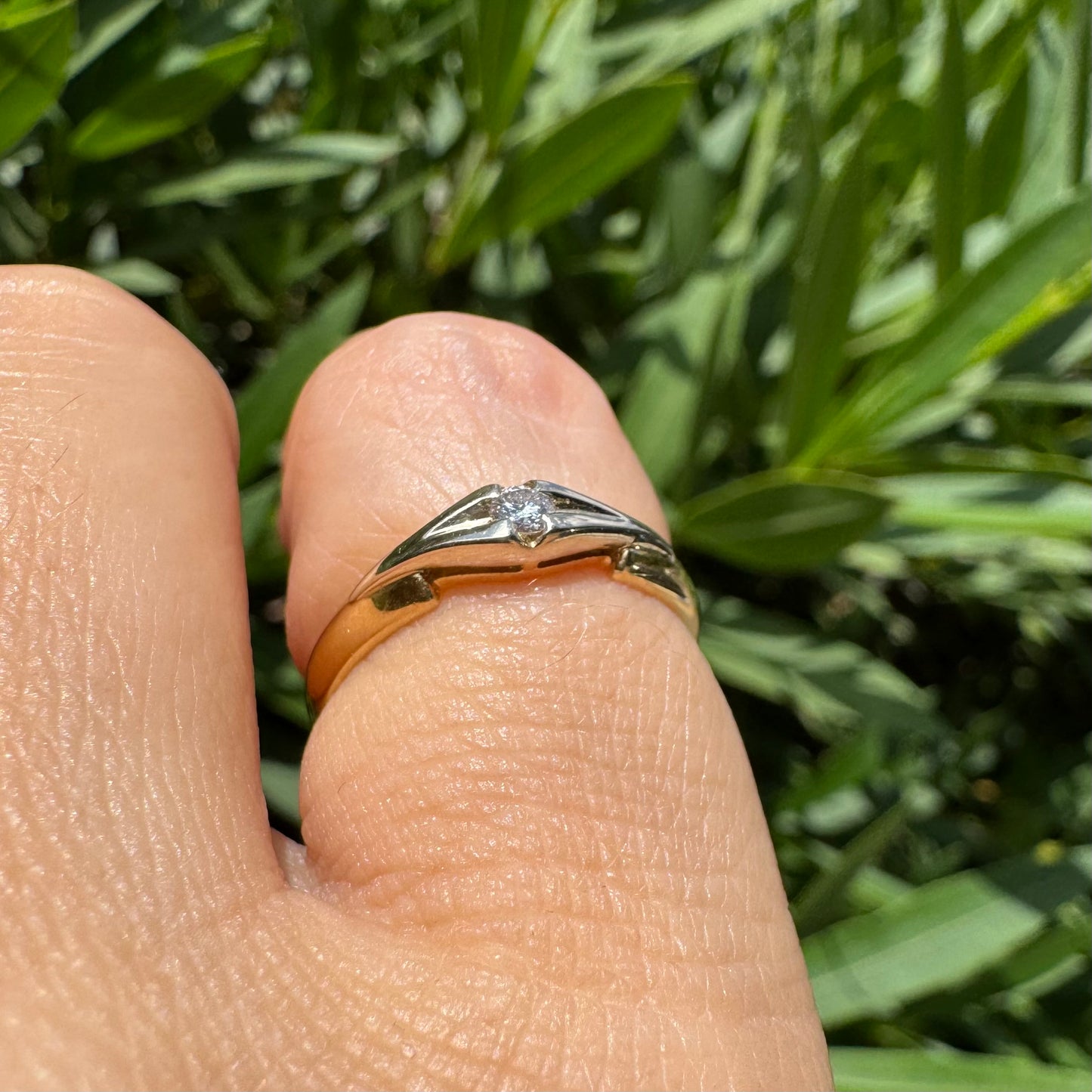 18K gold ring featuring a single round Diamond