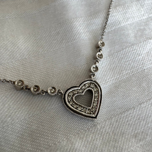 שרשרת זהב לבן 14 קראט משובצת יהלומים, בעיצוב לב עדין ומלא רומנטיקה.