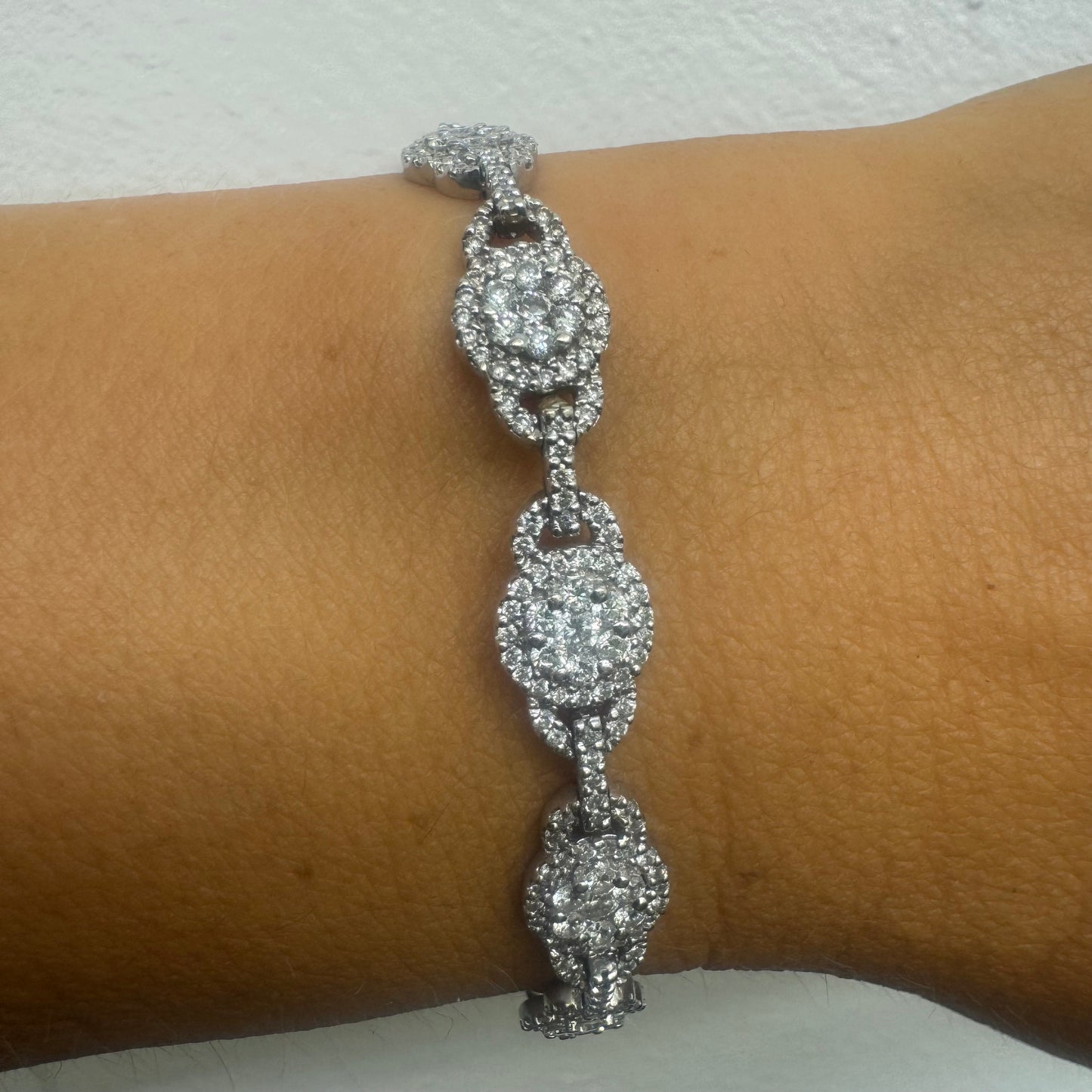 צמיד זהב לבן 14 קראט בנוי מחוליות שמשובצות יהלומים לכל האורך