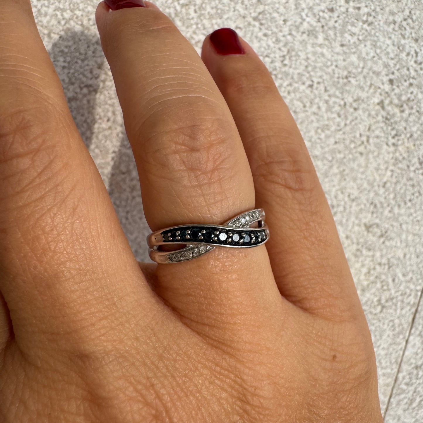 טבעת זהב לבן 10 קראט משובצת אבני טופז כחולות עמוקות ויהלומים.