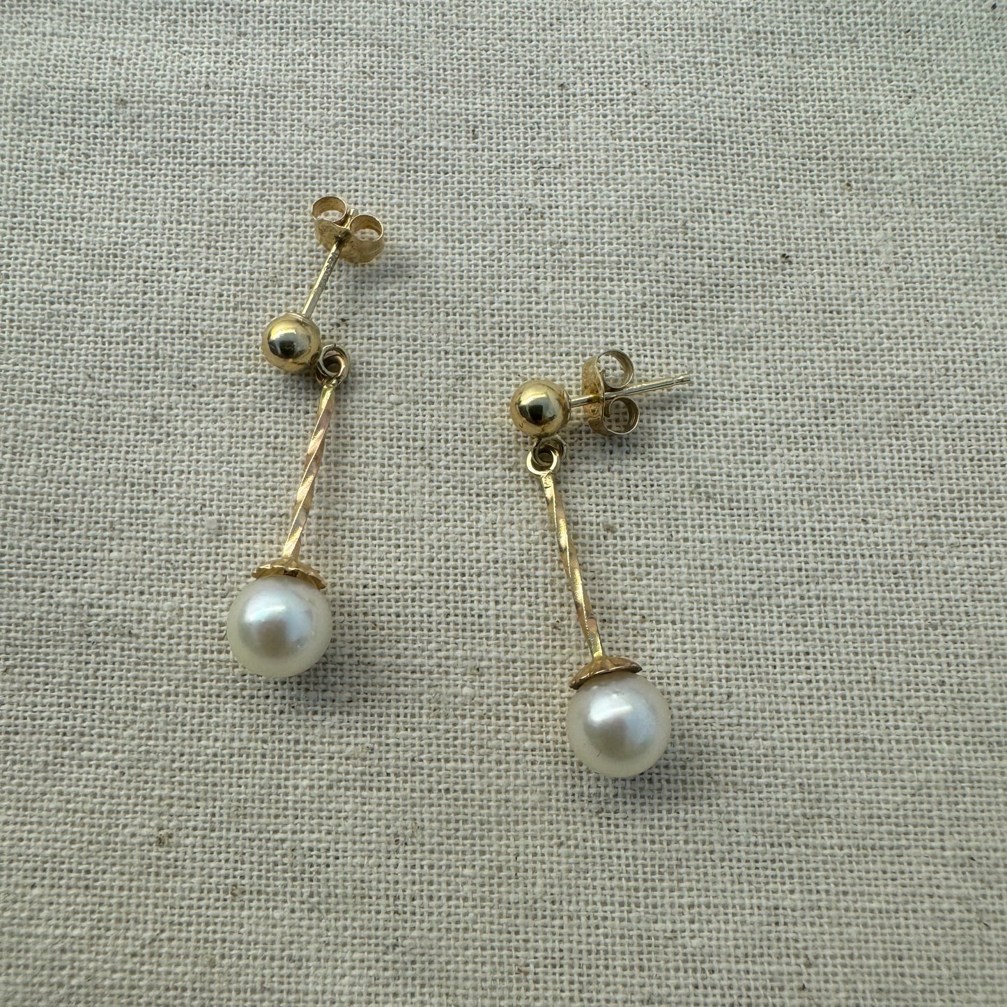 עגילי זהב צהוב 14 קראט נופלים משובצים פנינה עגולה