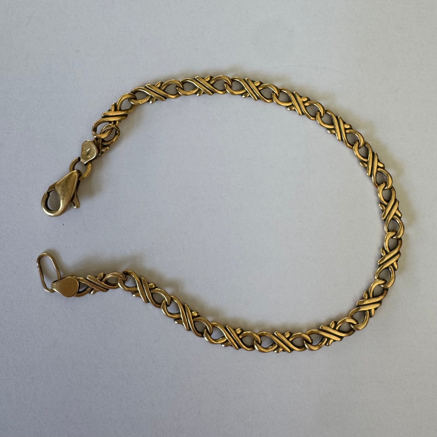 צמיד זהב 14 קראט, בעיצוב חוליות עדין ומסולסל.