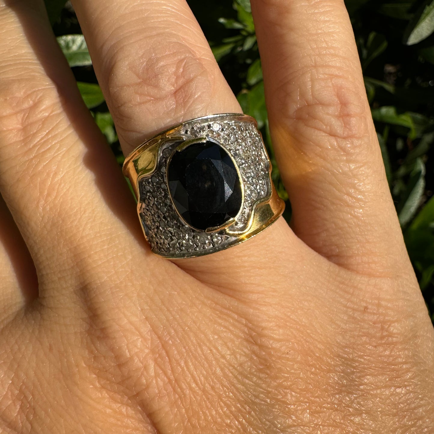 18K gold ring set with Sapphire & Diamonds