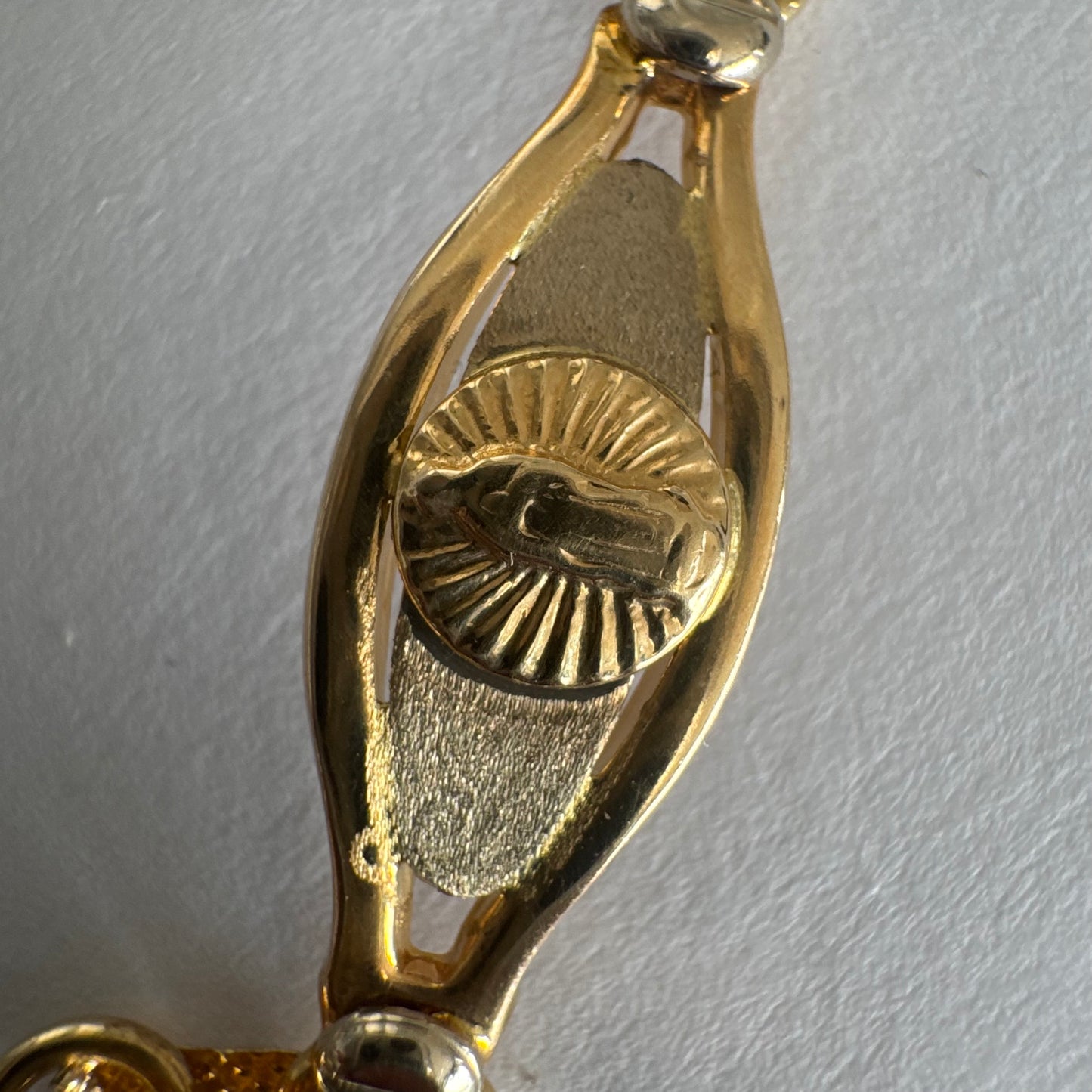 צמיד זהב צהוב 14 קראט עם אלמנט מרכזי בדמות מריה הקדושה, מוקפת קרני אור.