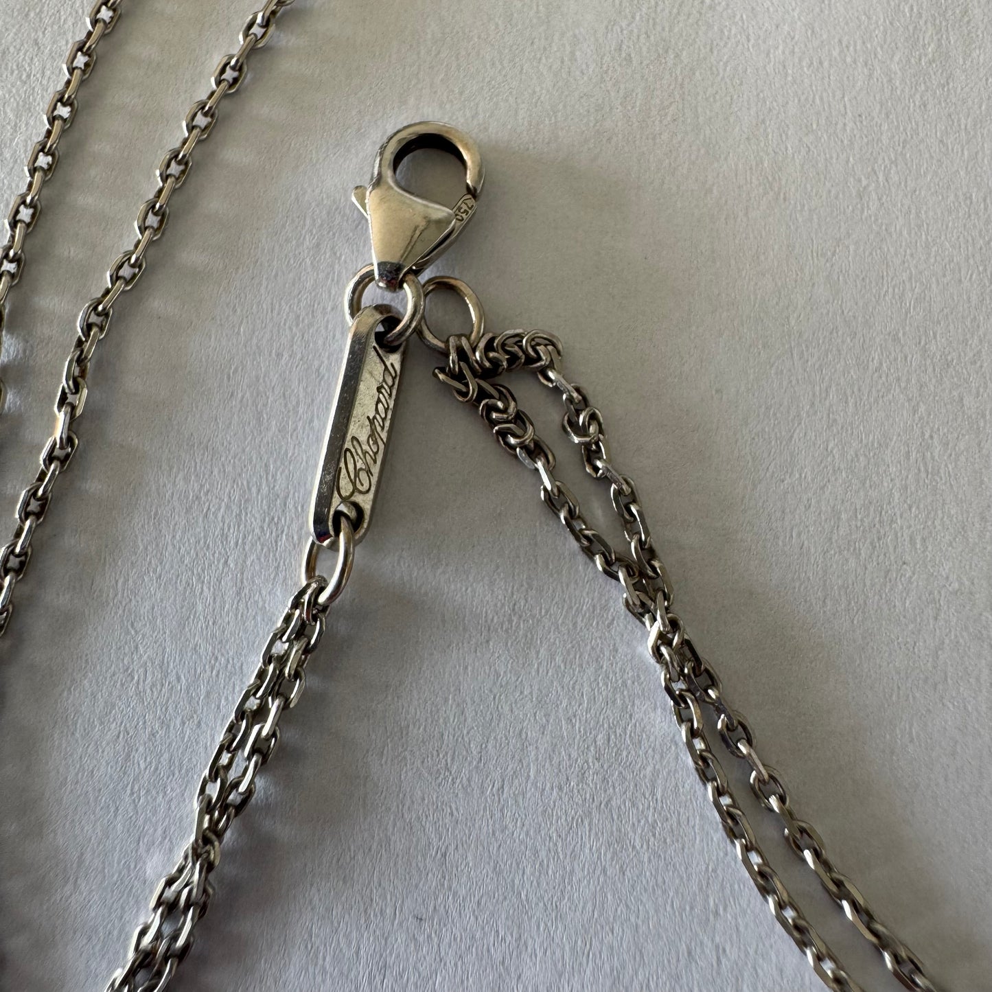 שרשרת כפולה זהב לבן 18 קראט מבית Chopard, בעיצוב עדין ואלגנטי עם נוכחות שקטה אך יוקרתית.