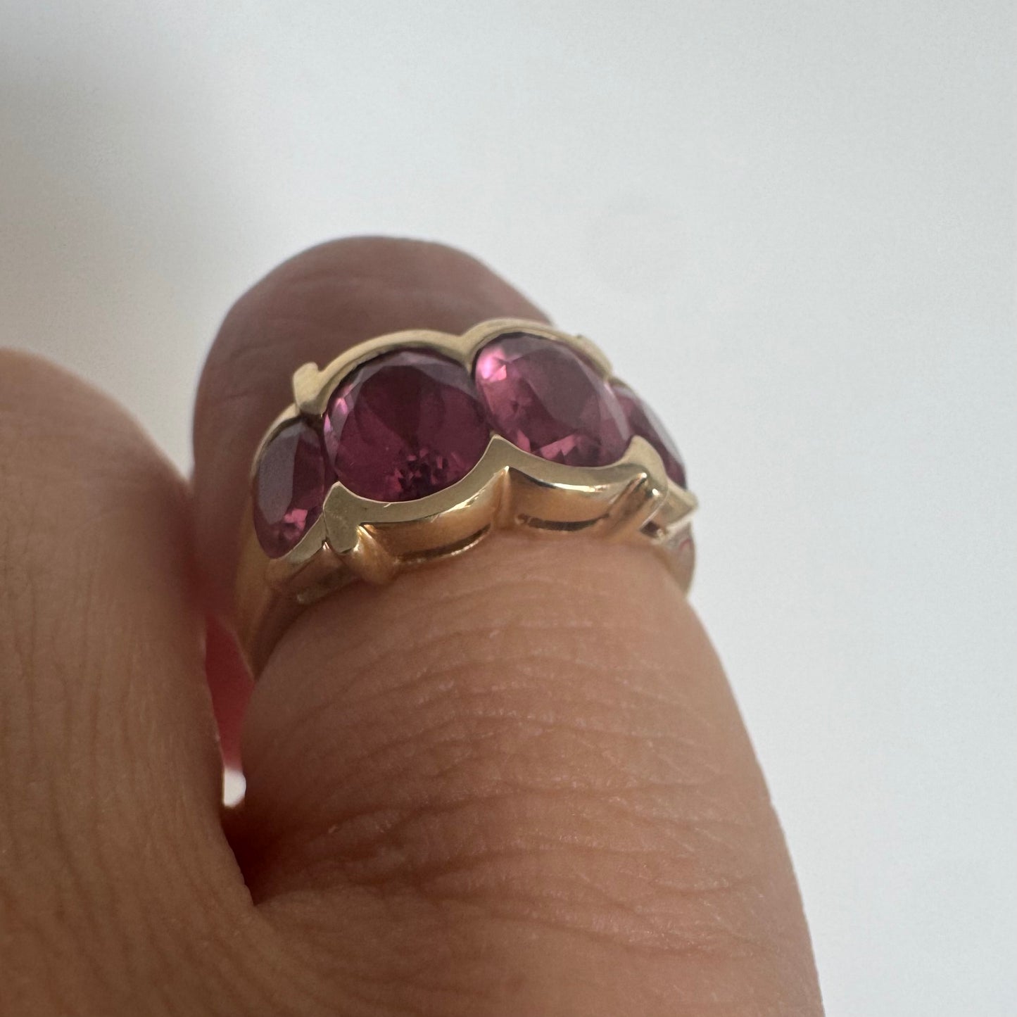 טבעת זהב צהוב 14 קראט משובצת אבני טורמלין ורוד בחיתוך אובלי, בגוונים עשירים וחמים שמעניקים לה עומק ונוכחות.