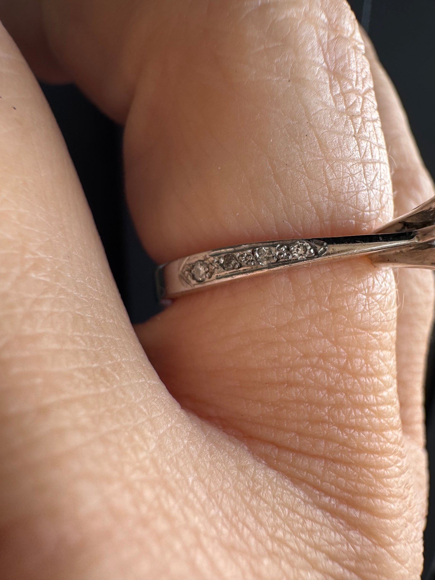 טבעת זהב לבן 14 קראט משובצת יהלום מרכזי ויהלומים בצדדים