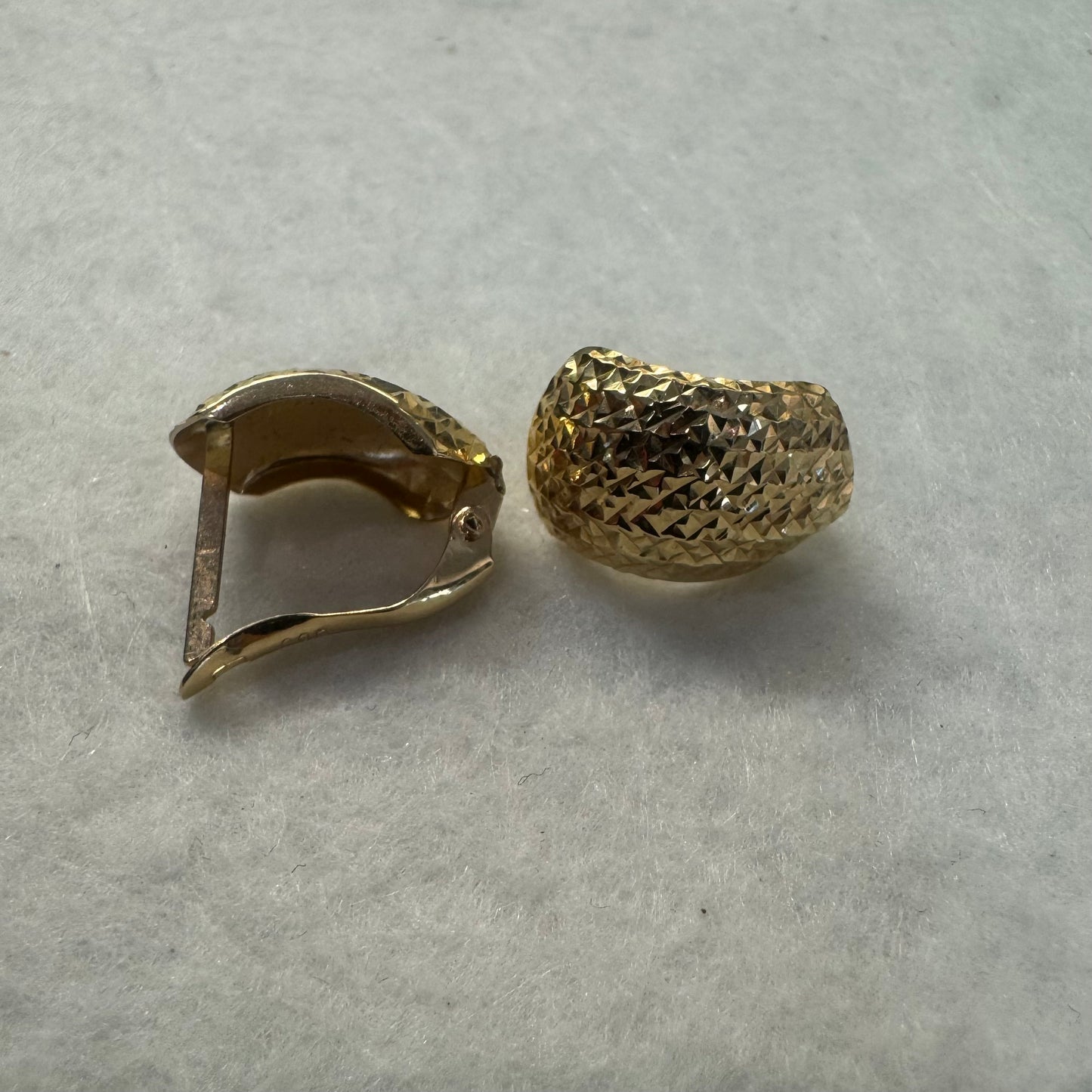 עגילי זהב צהוב 14 קראט בעיצוב כיפתי