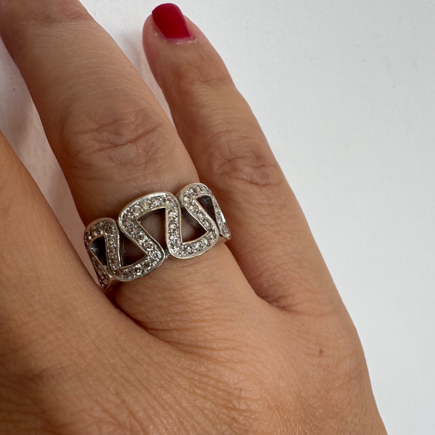 טבעת זהב לבן 18 קראט מעוצבת בחוליות גאומטריות פתוחות, משובצות יהלומים קטנים ומבריקים