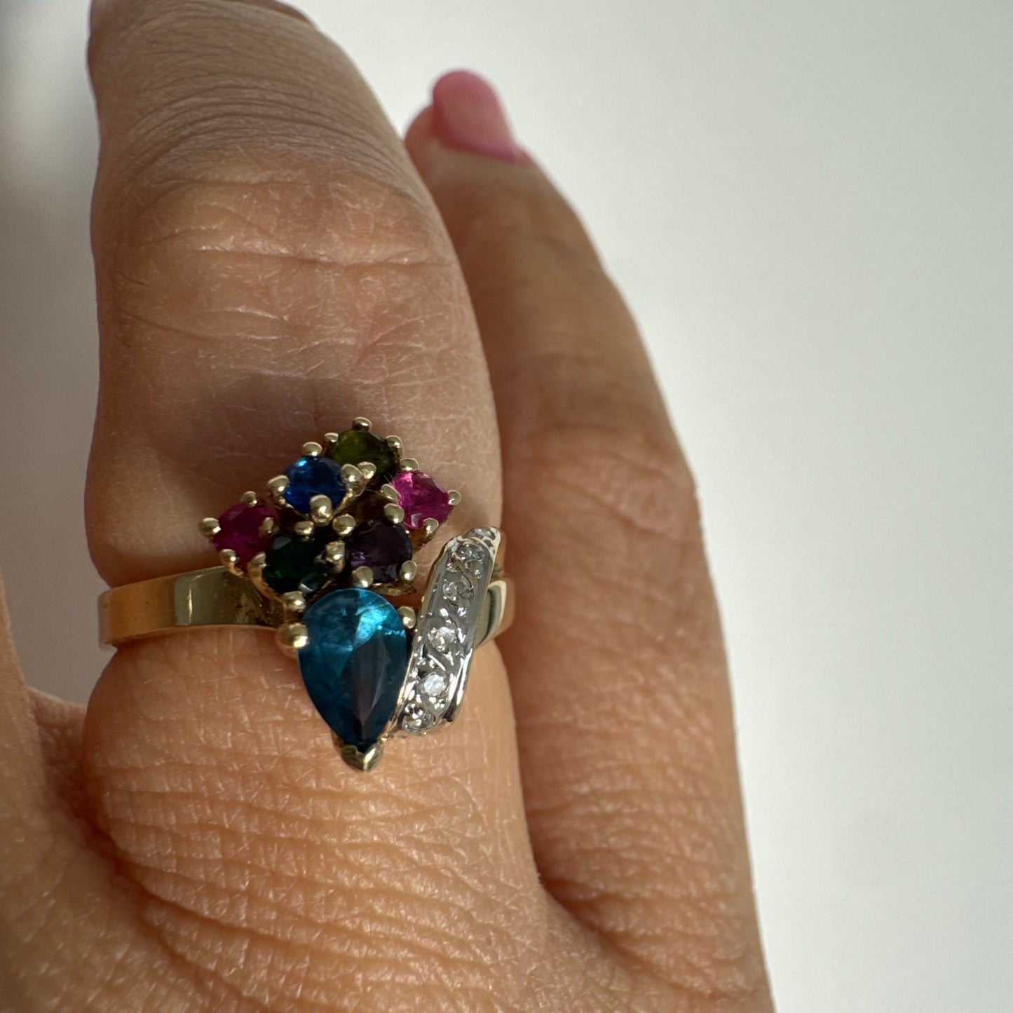 טבעת זהב צהוב 14 קראט משובצת שילוב אבני חן צבעוניות ויהלומים בעיצוב ייחודי.