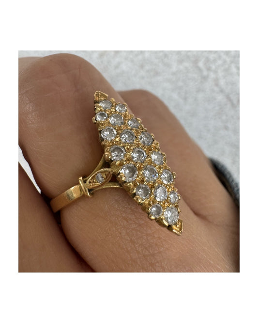 טבעת זהב צהוב 18 קראט בצורת מרקיזה משובצת יהלומים נוצצים