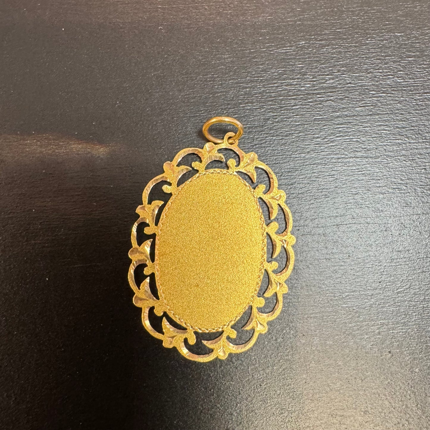 תליון זהב 14 קראט בעיצוב וינטג' יוקרתי, המשלב פלטה מרכזית חלקה עם מסגרת תחרה (Filigree) עדינה ומפורטת.  