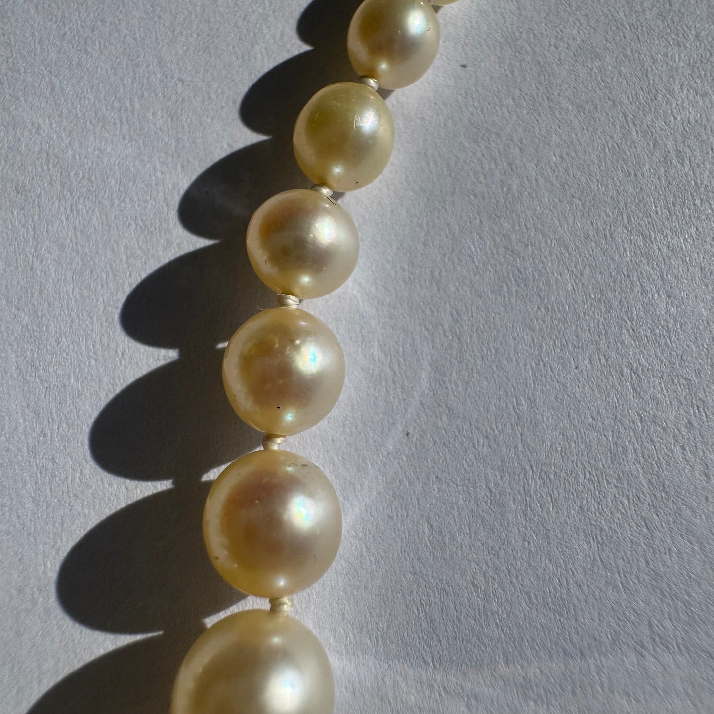 &nbsp;שרשרת פנינים מדורגת קלאסית בעלת סוגר זהב 14 קראט