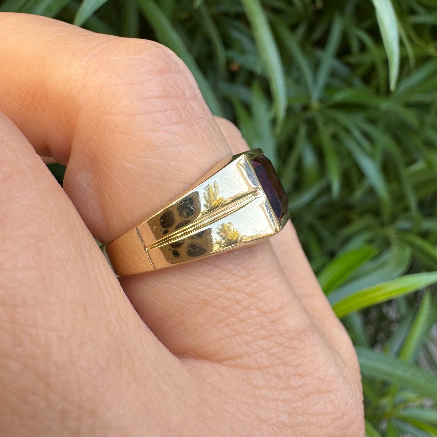 טבעת זהב צהוב 14 קראט משובצת אבן אדומה בחיתוך ריבועי 