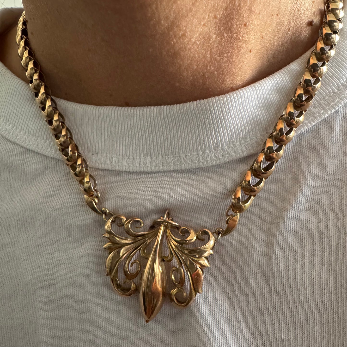 שרשרת זהב 14 קראט בעלת עיטור פלר דה ליס (Fleur-de-lis) אמנותי, המעוצב בקווים מעוגלים של עלי שושן בסגנון אר נובו.