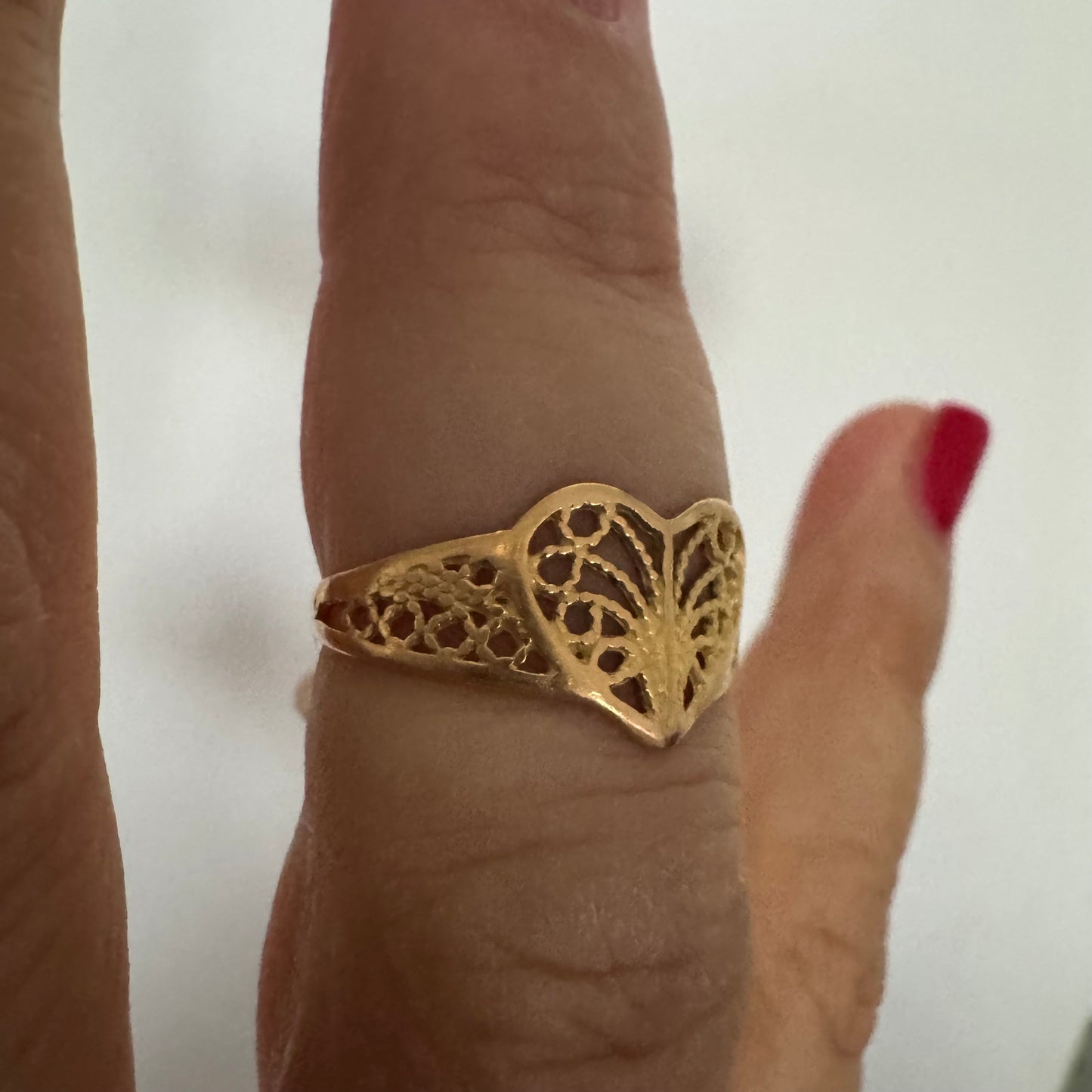 טבעת זהב 21 קראט בעיצוב לב עדין עם עבודת פיליגרן פתוחה.