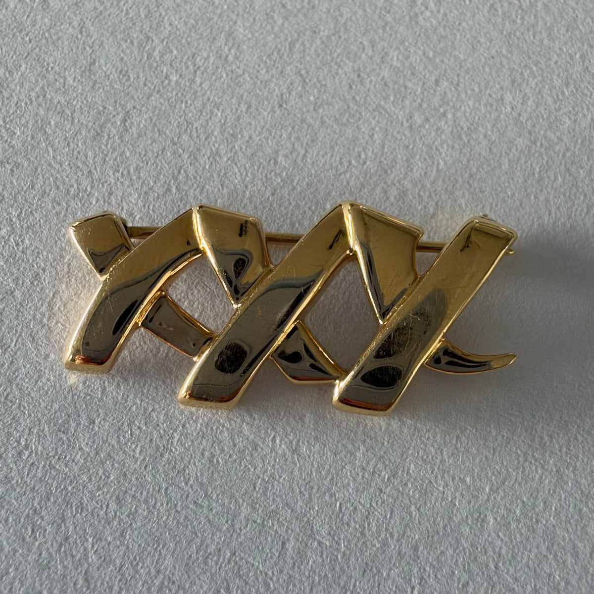 סיכת דש זהב 18 קראט של בית היוקרה Tiffany & Co., בעיצובה של פאלומה פיקאסו, מקולקציית Graffiti האייקונית.